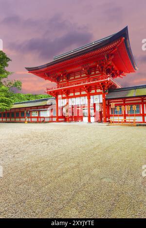 Das Haupttor zum Shimogamo-Schrein oder Kamo Mioya Jinja und Eingangstür, einer der ältesten shinto-Schreine Japans bei einem wunderschönen Abendsu Stockfoto