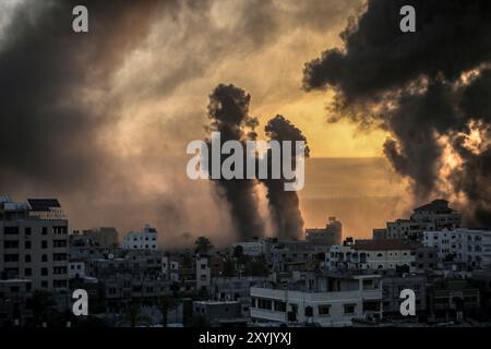 Khan Yunis, Gazastreifen, palästinensische Gebiete. 12. Mai 2021. In Khan Yunis im südlichen Gazastreifen kommt es infolge israelischer Luftangriffe zu massiven Explosionen, begleitet von Rauch und Flammen. Israel hat die palästinensische Enklave am Mittwoch an einem dritten Tag in Folge bombardiert, während weiterhin Raketen aus dem Gazastreifen auf Israel abgefeuert werden, was eine Eskalation der Gewalt zwischen den beiden Seiten zur Folge hat Stockfoto