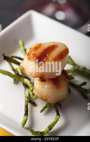 Nahaufnahme von zwei gegrillten Jakobsmuscheln Stockfoto