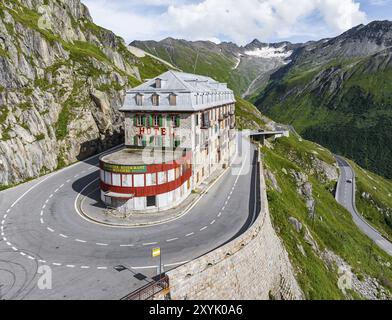 Hotel Belvedere an der Furka, das berühmteste Passhotel der Welt. Das Gebäude ist geschlossen und verfällt. Ein verlorener Ort. Rhone-Gletscher. Stockfoto