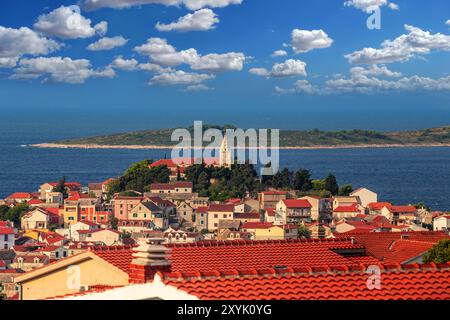 Primosten, Kroatien - die wunderschöne St. Georgs Kirche auf der Halbinsel Primosten und Altstadt an einem sonnigen Sommermorgen in Dalmatien, Kroatien an der Adria Stockfoto