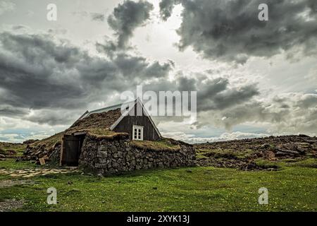 Traditionelles isländisches Rasenhaus in Hveravellir an einem bewölkten Tag, Island, Europa Stockfoto