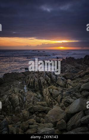 Wunderschöner Sonnenuntergang, Felsenstrandlandschaft, friedliche Entspannung mit Wellen, die den atlantik in Spanien stürzten Stockfoto