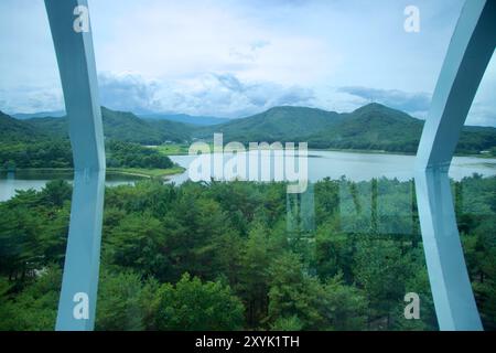 Goseong County, Südkorea - 28. Juli 2024: Ein ruhiger Blick auf den Songji-See und die umliegenden Berge durch die großen Fenster des Sohnes Stockfoto