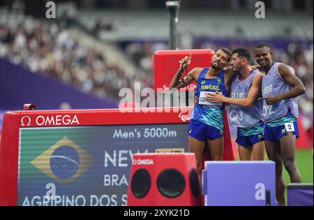 30 2024. August: Julio Cesar Dos Santos Agripino aus Brasilien gewinnt Gold im 5000-m-T11-Finale der Männer während der Paralympischen Spiele 2024 in Paris. Ulrik Pedersen/CSM. (Bild: © Ulrik Pedersen/Cal Sport Media) Stockfoto