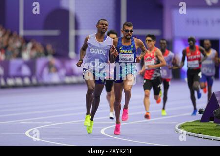 August 30 2024: Julio Cesar Dos Santos Agripino aus Brasilien im 5000-m-T11-Finale der Männer während der Paralympischen Spiele 2024 im Stade de France, Paris, Frankreich. Ulrik Pedersen/CSM. Stockfoto