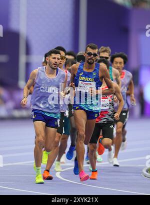 August 30 2024: Julio Cesar Dos Santos Agripino aus Brasilien im 5000-m-T11-Finale der Männer während der Paralympischen Spiele 2024 im Stade de France, Paris, Frankreich. Ulrik Pedersen/CSM. Stockfoto
