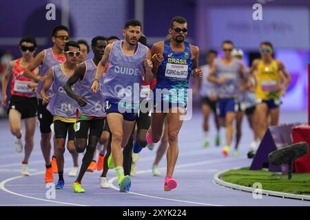 August 30 2024: Julio Cesar Dos Santos Agripino aus Brasilien tritt im 5000 m - T11 Finale der Männer während der Paralympischen Spiele 2024 im Stade de France in Paris an. Ulrik Pedersen/CSM. Stockfoto