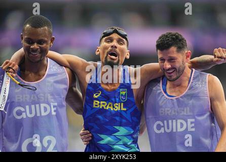 30 2024. August: Julio Cesar Dos Santos Agripino aus Brasilien gewinnt Gold im 5000-m-T11-Finale der Männer während der Paralympischen Spiele 2024 in Paris. Ulrik Pedersen/CSM. (Bild: © Ulrik Pedersen/Cal Sport Media) Stockfoto