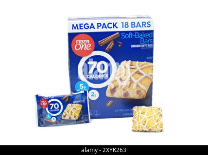 Ocala, FL 5-4-24 Fiber One Cinnamon Kaffeekuchen weich gebacken blond Brownies Megapack 18 Bars nur 70 Kalorien in hellblauer Box Verpackung isoliert o Stockfoto