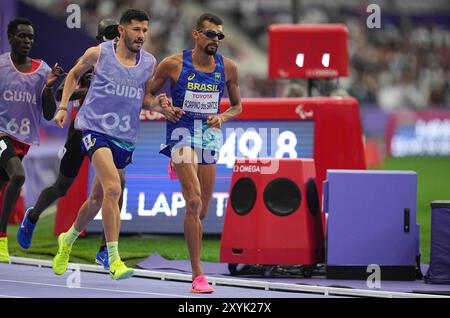 August 30 2024: Julio Cesar Dos Santos Agripino aus Brasilien im 5000-m-T11-Finale der Männer während der Paralympischen Spiele 2024 im Stade de France, Paris, Frankreich. Ulrik Pedersen/CSM. Stockfoto