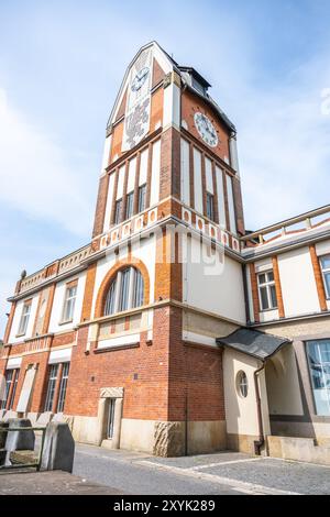 Das Wasserkraftwerk Hucak in Hradec Kralove bietet atemberaubende Jugendstilarchitektur, die das komplexe Design und die historische Bedeutung der tschechischen Energielandschaft zeigt. Stockfoto