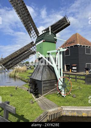 Zaandam, Niederlande. 30. April 2024. Touristen im Zaanse Schans. Typisch Niederländisch: Holzschuhe, Tulpen und Windmühlen Stockfoto