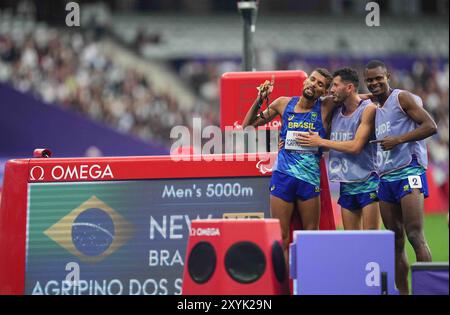 30 2024. August: Julio Cesar Dos Santos Agripino aus Brasilien gewinnt Gold im 5000-m-T11-Finale der Männer während der Paralympischen Spiele 2024 in Paris. Ulrik Pedersen/CSM. Stockfoto