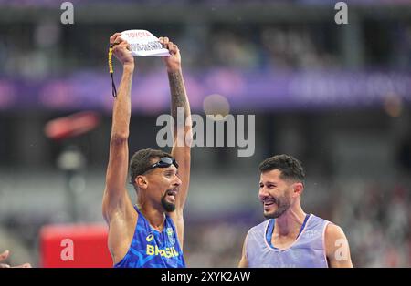 30 2024. August: Julio Cesar Dos Santos Agripino aus Brasilien gewinnt Gold im 5000-m-T11-Finale der Männer während der Paralympischen Spiele 2024 in Paris. Ulrik Pedersen/CSM. Stockfoto