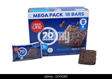 Ocala, FL 5-4-24 Fiber One Chocolate Fudge Brownies Mega Pack 18 Tiegel nur 70 Kalorien in hellblauer Verpackung isoliert auf weißem Hintergrund Stockfoto