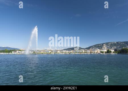 Ein wunderschöner Blick auf den Berg SALEVE und den Jet D'Eau Wasserbrunnen vom Genfer See aus in der Schweiz Stockfoto