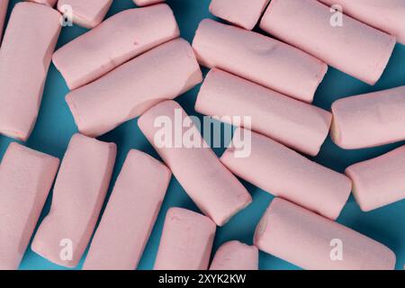Eine detaillierte Top-down-Ansicht einer ungeordneten Gruppe von Marshmallows, die das Bild füllen. Sie sind willkürlich in der Mitte des horizontalen Schusses angeordnet, Stockfoto