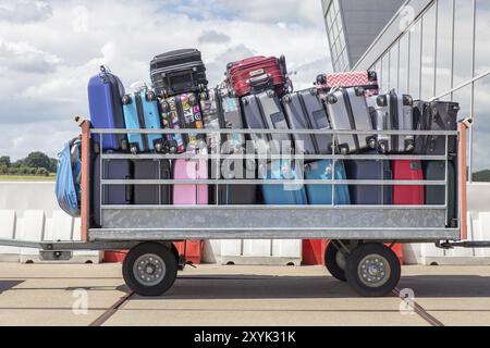 Trailer draußen auf Flughafen mit Koffern gefüllt Stockfoto