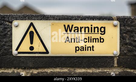 Schild: Warnung, Anti-Climb Farbe, gesehen in Skipton, North Yorkshire, England, UK Stockfoto