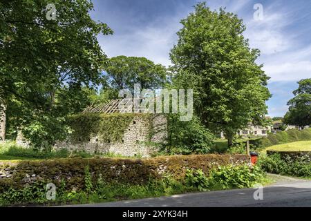 Linton, North Yorkshire, England, Vereinigtes Königreich, Juni 05, 2018: eine alte Steinscheune in einem Garten Stockfoto