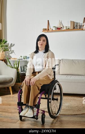 Eine Frau sitzt im Rollstuhl und blickt nachdenklich in die Kamera. Stockfoto