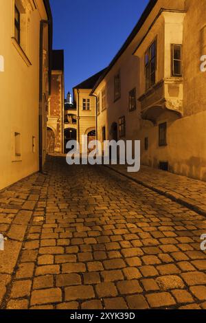 Slowakei, Bratislava Stadt, Kopfsteinpflasterstraße in der Altstadt bei Nacht, Europa Stockfoto