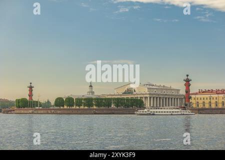 Skyline der Stadt Sankt Petersburg an der Rostral-Säule, Sankt Petersburg, Russland, Europa Stockfoto