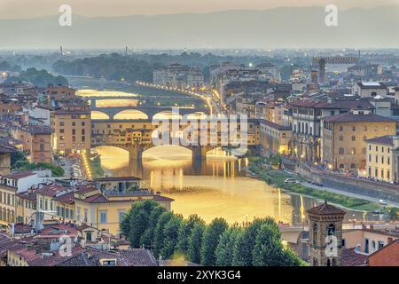 Skyline der Stadt bei Sonnenuntergang und Brücke Ponte Vecchio, Florenz, Italien, Europa Stockfoto