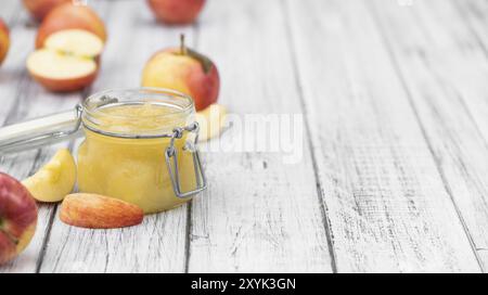 Hausgemachter Apfelmus (selektiver Fokus, Nahaufnahme) auf Vintage-Hintergrund mit einigen frischen Früchten Stockfoto