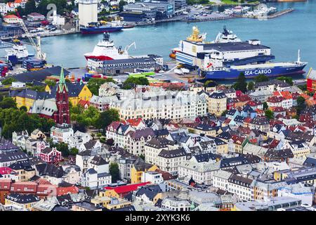 Bergen, Norwegen, 30. Juli 2018: Stadtbild mit bunten traditionellen Häusern und Hafen, Europa Stockfoto