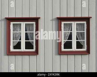 Fenster in einer Holzfassade in Laufas, Island, Europa Stockfoto