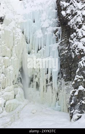 Der gefrorene Wasserfall Njupeskaer (Schwedens höchster Wasserfall), Fulufjaellet Nationalpark, Dalarna, Schweden, Dezember 2011, Europa Stockfoto