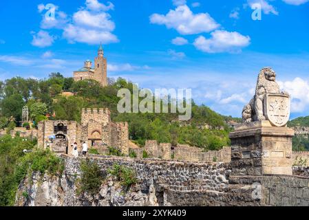 Blick auf traditionelle Häuser und Festung in der Altstadt von Veliko Tarnovo, Bulgarien Stockfoto