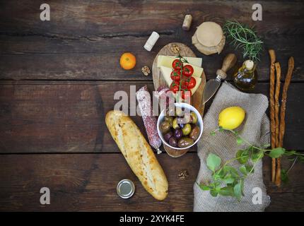 Italienische Küche Zutaten auf hölzernen Hintergrund. Ansicht von oben Stockfoto