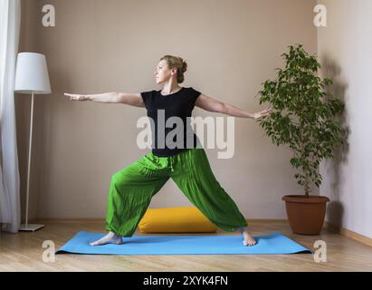 Mittleren Alter oder Reife Frau beim Yoga im Innenbereich Stockfoto