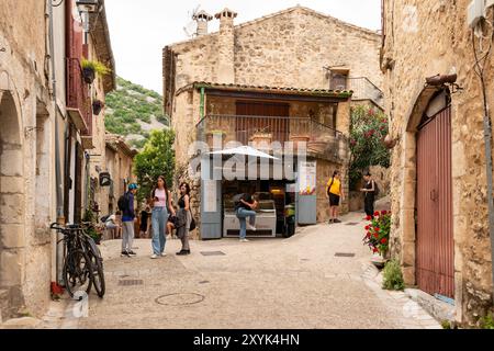 Enge Gasse zwischen dem alten Gebäude, St. Guilhem le Desert, Herault, Occitanie, Frankreich, Europa Stockfoto