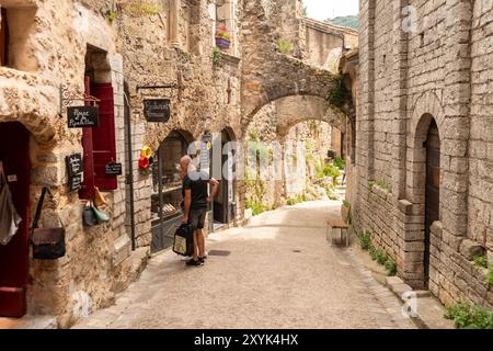 Enge Gasse zwischen dem alten Gebäude, St. Guilhem le Desert, Herault, Occitanie, Frankreich, Europa Stockfoto