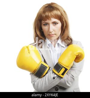 Porträt von eine junge Geschäftsfrau tragen Boxhandschuhe Stockfoto