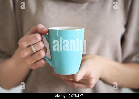 Nahaufnahme der weiblichen Händen hält Tasse frisch zubereiteten Kakao trinken Stockfoto