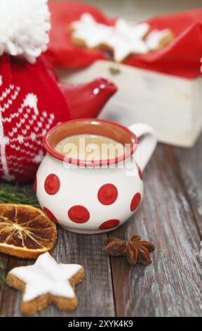 Weihnachtsplätzchen mit heißer Schokolade und Weihnachts-Dekorationen auf dem hölzernen Hintergrund Stockfoto