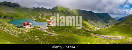 Aus der Vogelperspektive auf den Balea-See und die Transfagarasan-Straße in den Fagaras-Bergen, Rumänien Stockfoto