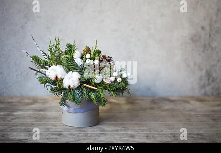 Weihnachten Komposition mit Kugeln, Tannenzapfen, Tannenbaum Spielzeug und Baumwolle auf Holz- Hintergrund Stockfoto