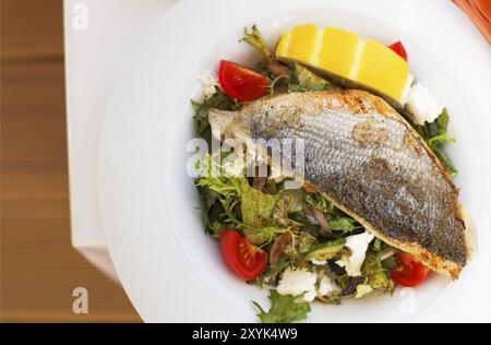 Warmer Salat mit Dorado Fischen auf weißen Teller Stockfoto