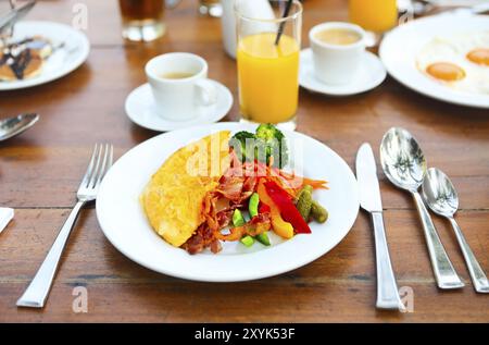 Omelett mit Paprika, Gurken, Bakon und Salat auf den Tisch im Freien Stockfoto