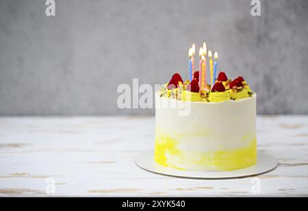 Schöne happy birthday cake mit Mascarpone mit Himbeere, Pistazie und Kerzen Stockfoto