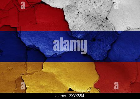 Flaggen von Armenien und Russland auf gerissenen Wänden gemalt Stockfoto