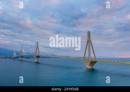 Die Rio-Antirrio-Brücke, offiziell Charilaos-Trikoupis-Brücke, die längste mehrspurige Kabelbrücke in Griechenland Stockfoto