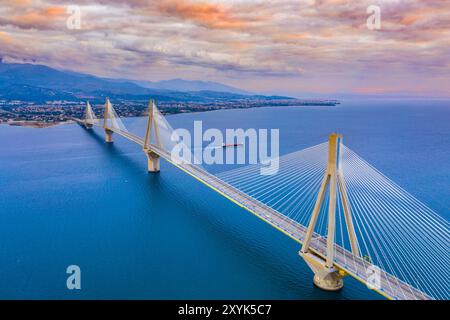 Die Rio-Antirrio-Brücke, offiziell Charilaos-Trikoupis-Brücke, die längste mehrspurige Kabelbrücke in Griechenland Stockfoto