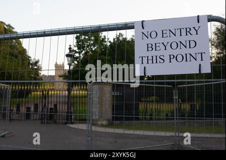 Windsor, Berkshire, Großbritannien. 30. August 2024. Auf dem langen Weg vor dem Cambridge Gate Eingang zum Windsor Castle wurden Sicherheitsbarrieren errichtet. Die Extinction Rebillion hält von heute bis Sonntag ein dreitägiges Aufrüsten der Demokratie in Windsor, Berkshire, ab. XR beschrieb das Ereignis als „die Demokratie aufrüsten“: „Es geht darum, gegen die systemischen Misserfolge der Regierung und die Lügen aufzubegehren, die ein ungerechtes System schaffen. Ein System, das es vermeidet, dringende Klimaschutzmaßnahmen zu ergreifen und das Leben vor Gier und Macht zu stellen." Proteste zelten im Home Park und werden verschiedene Aktionen durchführen Stockfoto